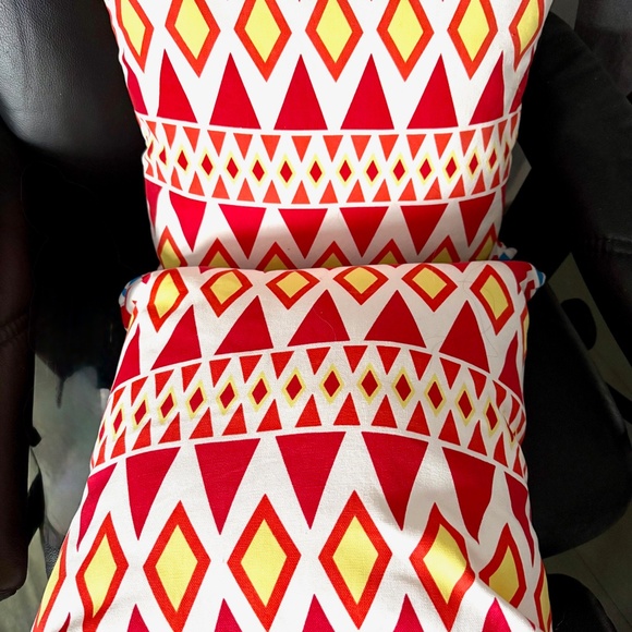 2 new Decorative Accent pillows - Picture 3 of 4